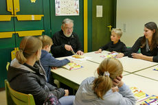 Symbolische Mantelteilung mit den Kommunionkindern (Foto: Karl-Franz Thiede)